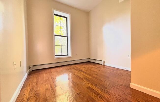 2 beds, 1 bath, $2,800, Unit 2