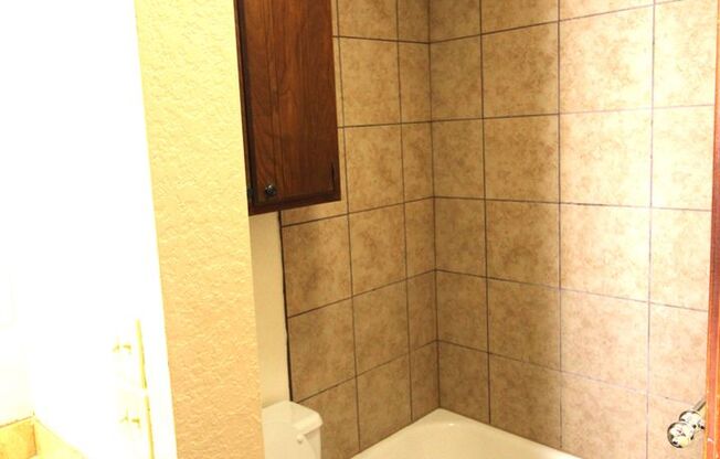 2 beds, 1 bath, 850 sqft, $850, Unit 11B