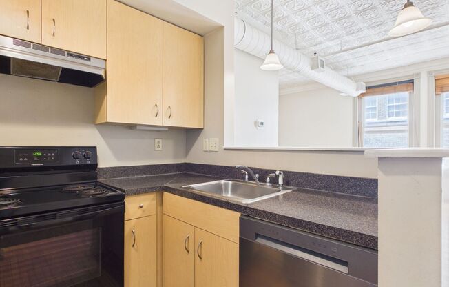 2 beds, 2 baths, 925 sqft, $1,600, Unit 404