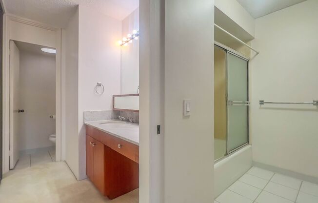 Large 2BD/2BA w/2 Assigned Parking Stalls.  HAWAII KAI, Mount Terrace Condominium