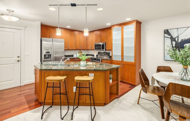 Quiet Magnolia condo within walking distance to Discovery park & Ballard Locks