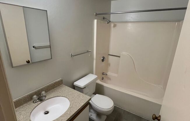 1 bed, 1 bath, $898, Unit 415 N 41st Avenue Unit #B5