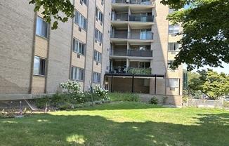2 beds, 1 bath, 940 sqft, $2,400, Unit 8C