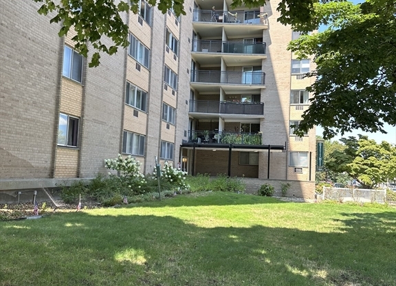 2 beds, 1 bath, 940 sqft, $2,400, Unit 8C