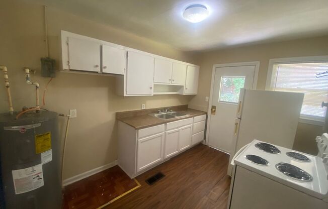 3 beds, 1 bath, $875