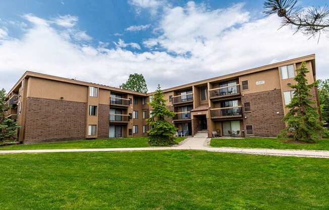 Exterior Building at Lakeside Village Apartments Clinton Township 48038