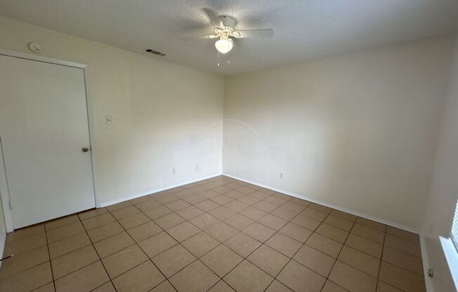 2 beds, 1 bath, $825, Unit 1906 Cedarhill Unit A