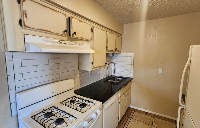 1 bedroom apartment in Edmond, OK with granite countertops and central heat and air next to UCO campus