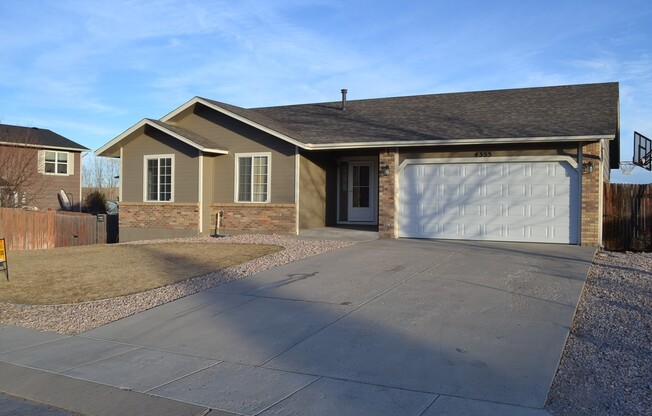 Adorable & Spacious Main Level Living in WindMill Mesa!!