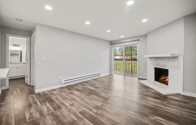 Spacious 1 Bed 1 Bath in the heart of Aurora! LEASING SPECIAL!!