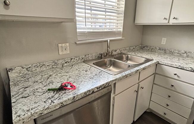 2 beds, 2 baths, 1,040 sqft, $850