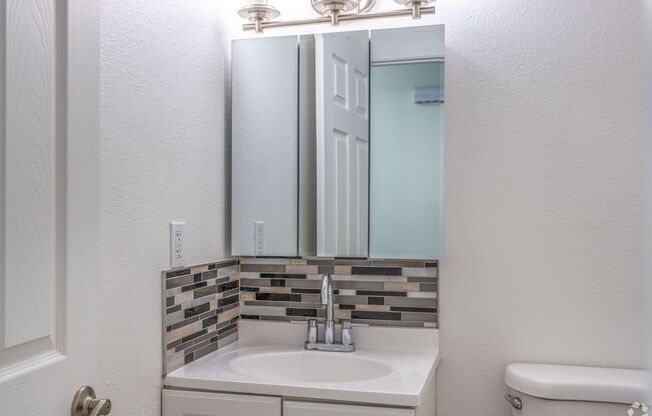 2 beds, 1 bath, 930 sqft, $1,795, Unit T5