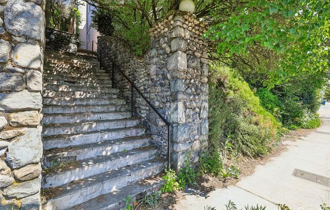 Bright & Spacious 1 Bedroom Roosevelt/UW Condo with Private Deck