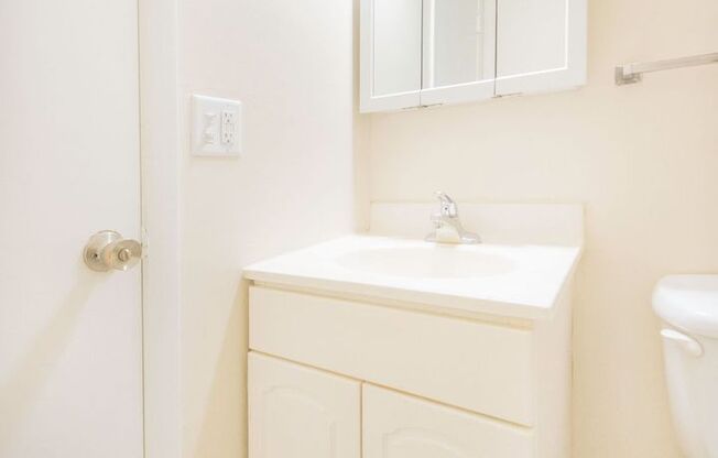 1 bed, 1 bath, 700 sqft, $1,105, Unit 840-104