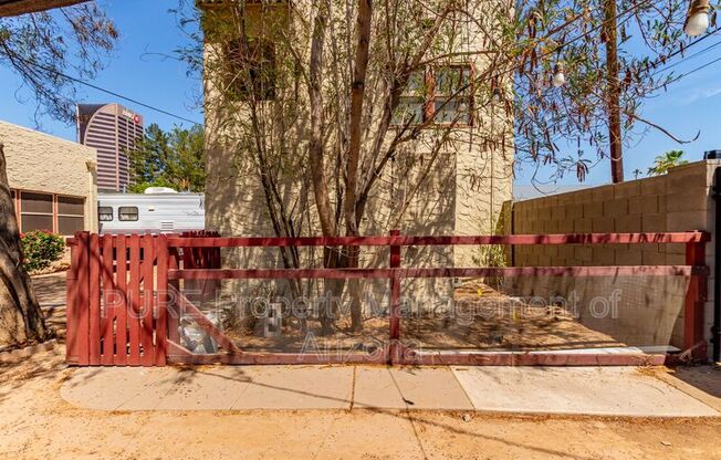 131 137 W ALMERIA RD