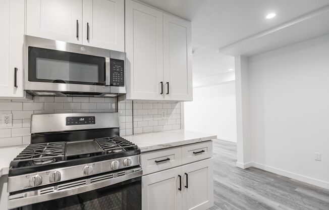 Studio, 1 bath, 575 sqft, $1,948, Unit 117