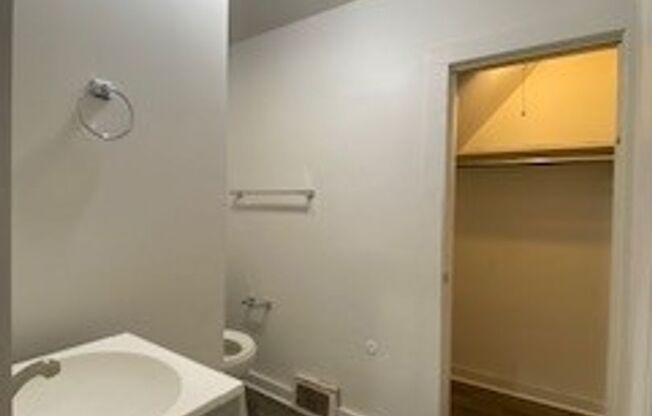 1 bed, 1 bath, $625, Unit Apt 2