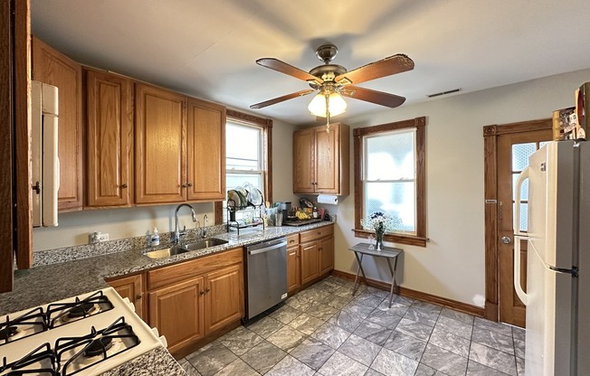 3530 532 N ELSTON