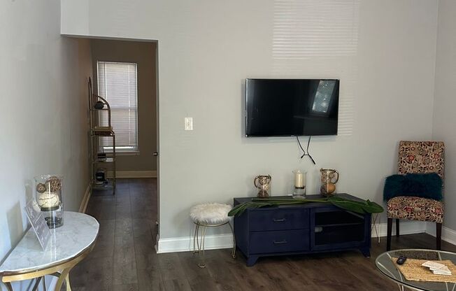 2 beds, 1 bath, $1,250