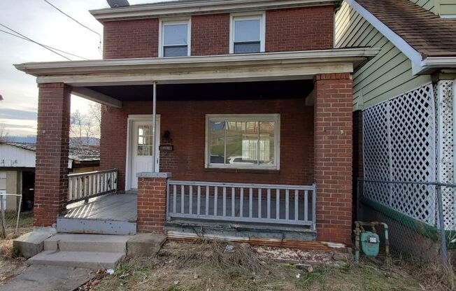Available NOW! 3 Bedroom home with fenced in yard!