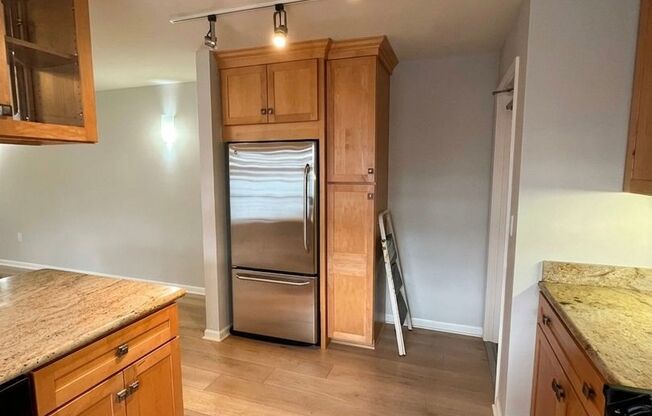 Beautiful 2BR/1BA with Large Private Patio, Parking & Shared Rooftop Deck in Marina