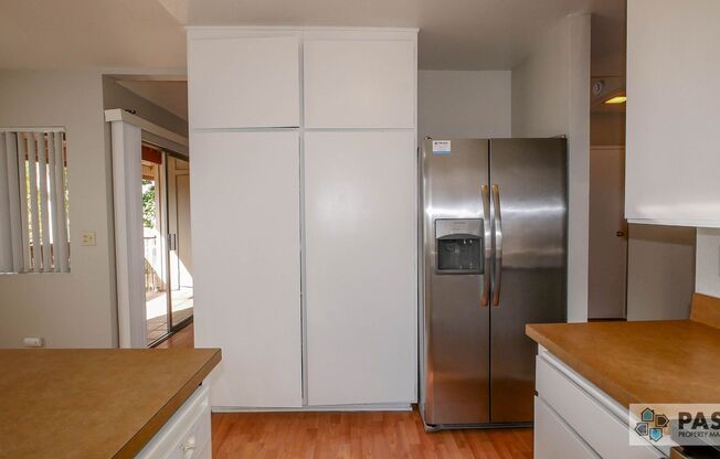 2nd Floor 3 bed/2 bath Condo!