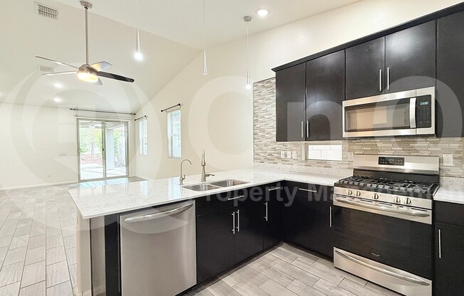 5420 W DESERT HOLW DR