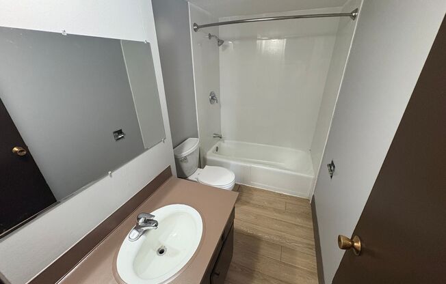 2 beds, 1 bath, 1,080 sqft, $850, Unit #10