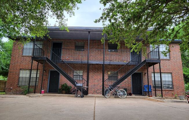 College Station, 3 bedroom / 2 bath fourplex on East Holleman with Washer/Dryer