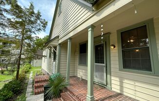 Beautiful 1 Bedroom Home Near Sorority Row!