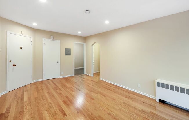 Marina: Remodeled 2nd Floor w/ Optional Parking & Golden Gate Bridge View near Chestnut Shops