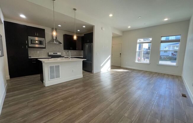 3 BED/3 BATH TOWNHOME AVAILABLE NOW!