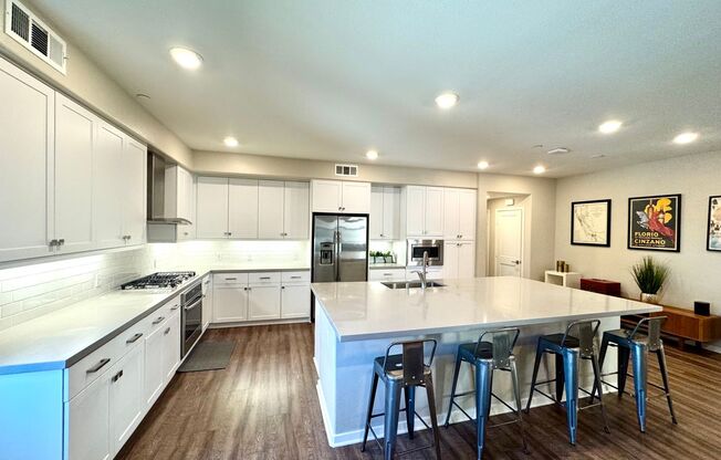 Contemporary 2 Bedroom 2 bath condo in the heart of Irvine Financial District