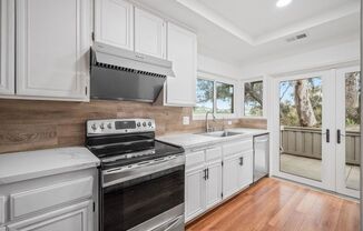La Jolla UTC Refreshed 3 bd /2 ba Townhome with Garage, Private Patio, + Move-In Special !