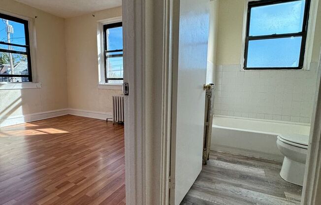 2 beds, 1 bath, $1,095, Unit H4