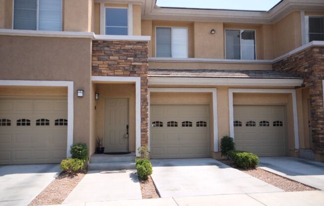 Close to shopping and easy access to Freeway!!!