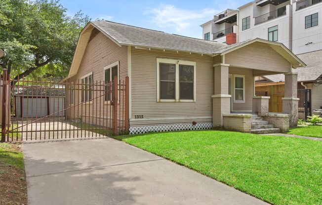 Adorable Montrose Bungaloq