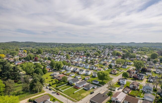 Beautiful 1 bedroom home with BONUS room in Natrona Heights available April 1!