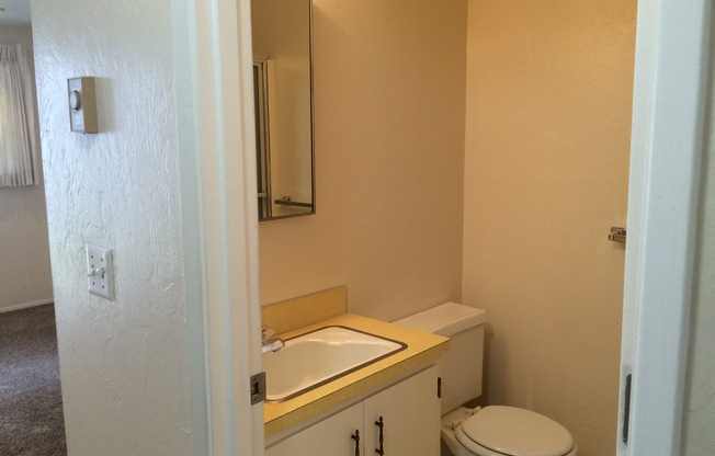 Studio, 1 bath, 300 sqft, $700, Unit 18