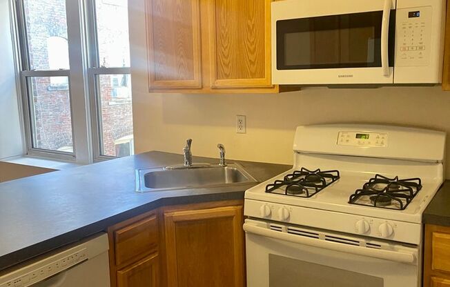 3 beds, 1 bath, 1,400 sqft, $1,595, Unit 207-A7