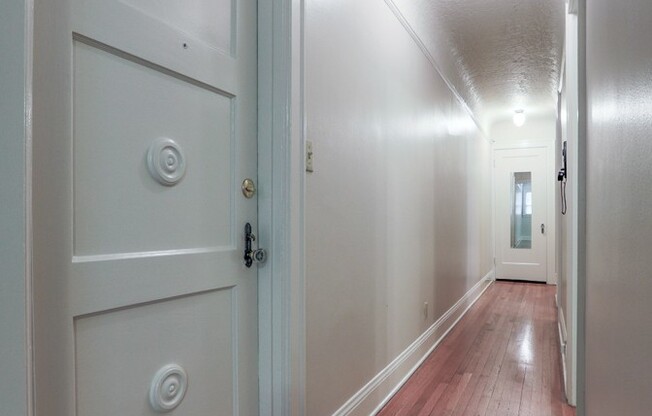 2 beds, 1 bath, 870 sqft, $2,000, Unit 202