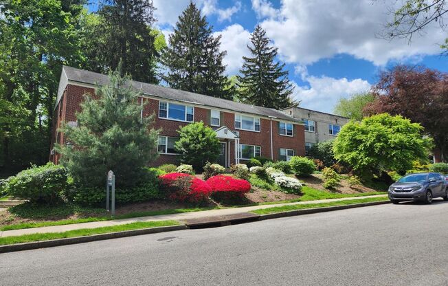 2 beds, 1 bath, 897 sqft, $2,335, Unit E-17