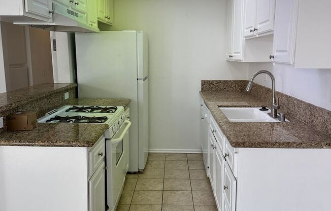 Nice 2 Bed 2 Bath Condo for lease with Parking!!