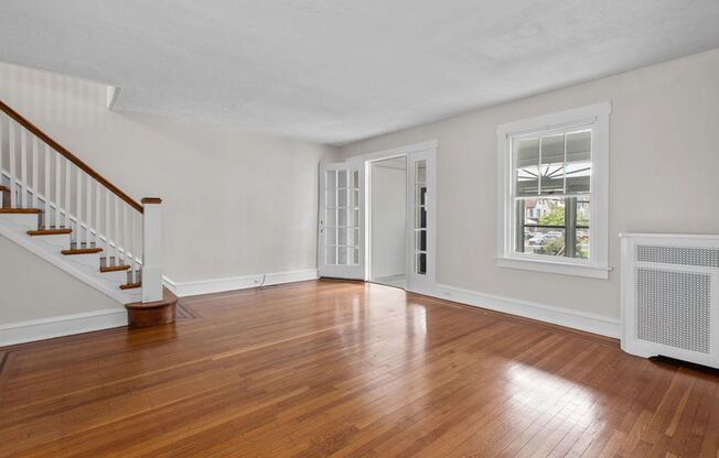 FIRST MONTH RENT FREE** Row home with hardwood flrs. throughout. Haverford SD, walk to Bryn Mawr Hospital! Small pets ok!
