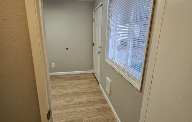 3 beds, 1 bath, 863 sqft, $1,525, Unit 2424-09