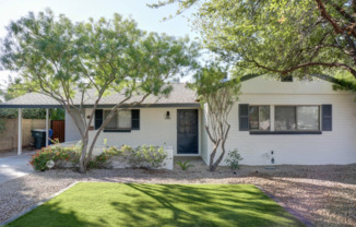 Central Phoenix with Pool! Three Bedrooms!