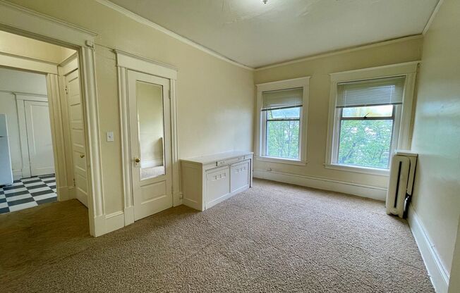 Avenue Building: Centrally located in University District!