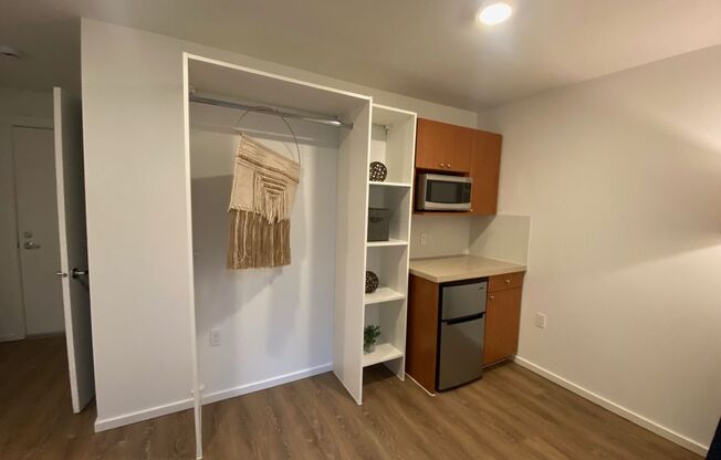 Studio, 1 bath, 180 sqft, $1,195, Unit 5209