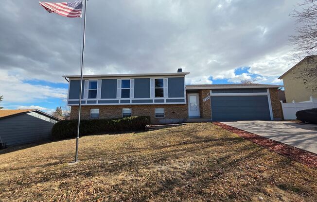 Beautiful 4 Bed, 2 Bath Home In The Heart Of Colorado Springs!!!