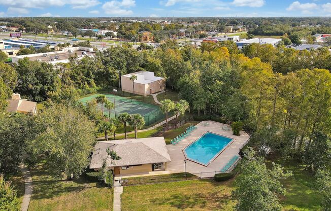 Beautiful 2/2 Condo close to the Orlando International Airport. 1st floor.